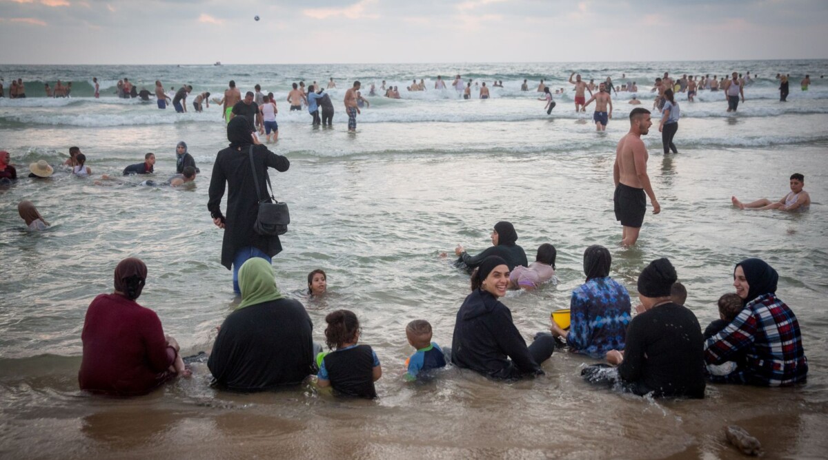 חוף הים של תל-אביב, השבוע (צילום: מרים אלסטר)