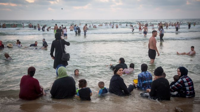 חוף הים של תל-אביב, השבוע (צילום: מרים אלסטר)