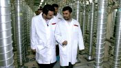 נשיא איראן לשעבר מחמוד אחמדינג'אד מסייר בין צנטריפוגות במתקן הגרעין בנתאנז, 2008 (צילום: ממשלת איראן)
