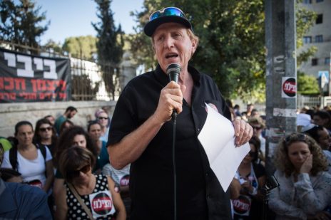 אליעד שרגא, יו"ר התנועה לאיכות השלטון, נואם בהפגנה בירושלים. מאי 2017 (צילום: הדס פרוש) אליעד שרגא, יו"ר התנועה לאיכות השלטון, נואם בהפגנה בירושלים. מאי 2017 (צילום: הדס פרוש)