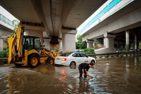 אדם חופר בשלולית מי גשמים. תל-אביב, ינואר 2018 (צילום: רועי אלומה)