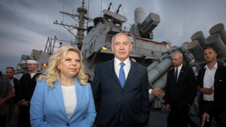 ראש הממשלה בנימין נתניהו ורעייתו שרה בביקור במשחתת חיל הים האמריקאי USS Ross, העוגנת בנמל אשדוד, 11.10.2018 (צילום: מארק ישראל סלם)