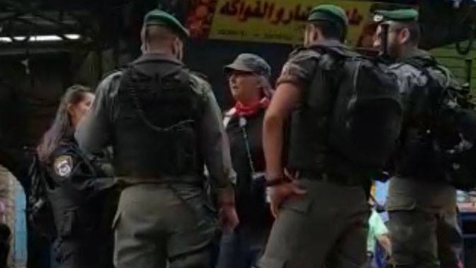 שוטרי מג"ב מקיפים את צלמת העיתונות דבי היל בעיר העתיקה בירושלים (צילום מסך מתוך סרטון)