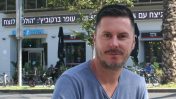 דוד ורטהיים, העורך האחרון של "וואלה ברנז'ה", בחזית בית "וואלה" במרכז תל-אביב (צילום: אורן פרסיקו)