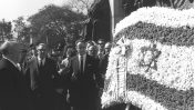 נשיא ישראל זלמן שז"ר מניח זר על קבר החייל האלמוני בברזיל בביקור ב-1966, שנתיים אחרי עליית הדיקטטורה (צילום: לע"מ)