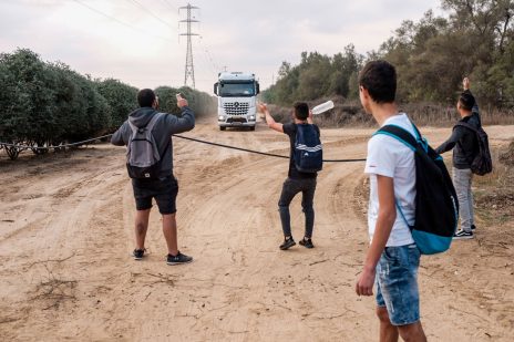 ישראלים חוסמים את דרכה של משאית שעושה את דרכה לרצועת עזה, בשבוע שעבר במועצה האזורית אשכול (צילום: תומר נויברג)