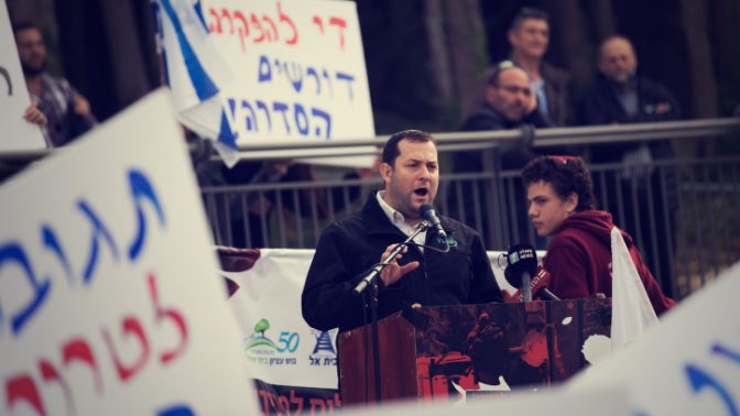 יוסי דגן נואם בהפגנה מול משרד ראש הממשלה בירושלים, 16.12.2018 (צילום: יונתן זינדל)