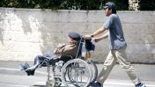 פיליפיני מסיע ישראלי בכיסא גלגלים (צילום: אביר סולטן)