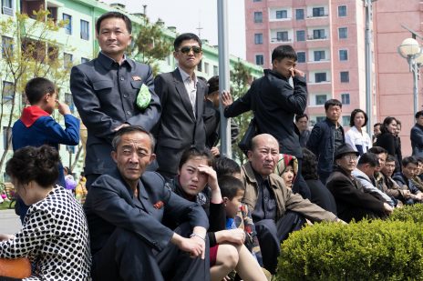 קוריאה-הצפונית: נתינים צופים במצעד צבאי בעיר הבירה פיונגיאנג, 2017 (צילום: משה שי)