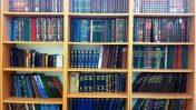 ארון ספרי יהדות בבית הכנסת הגדול בעפולה (צילום: יעל י, רישיון CC BY-SA 3.0)