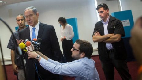 ראש ממשלת ישראל, בנימין נתניהו, נושא דברים בפני נציגי התקשורת. כורע: הדובר יונתן אוריך. ירושלים, 14.6.15 (צילום: מרים אלסטר)