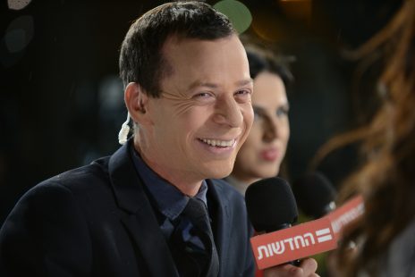 כתב חדשות 12 עמית סגל. תל-אביב, 5.2.2019 (צילום: גילי יערי) כתב חדשות 12 עמית סגל (ברקע: הכתבת דפנה ליאל). תל-אביב, 5.2.2019 (צילום: גילי יערי)