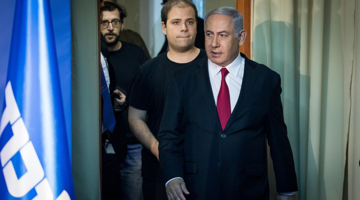 בנימין נתניהו בבואו לשאת נאום בתגובה לכתב החשדות נגדו. מאחור: יועצי התקשורת טופז לוק ויונתן אוריך. בית ראש הממשלה, 28.2.2019 (צילום: יונתן זינדל)
