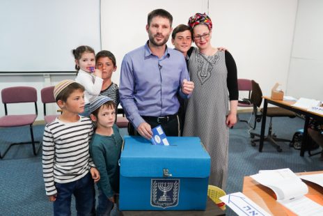 ח"כ בצלאל סמוטריץ מצביע בבחירות לכנסת, אפריל 2019 (צילום: הלל מאייר)