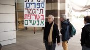 הפגנה מול משרד החינוך בעקבות פסילת הספר "להיות אזרחים בישראל", 2015 (צילום: תומר נויברג)