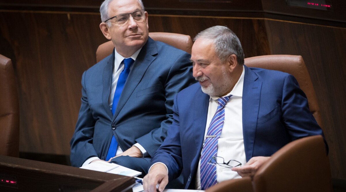 בנימין נתניהו ואביגדור ליברמן במליאת הכנסת, 2017 (צילום: יונתן זינדל)