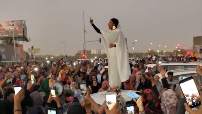 נשים מפגינות בסודן נגד המשטר, אפריל 2019 (צילום מסך)
