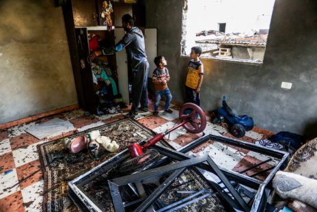 פלסטינים בוחנים הריסות בית שנפגע מהפצצות צה"ל, רפיח, 5.5.2019 (צילום: עבד רחים ח'טיב)
