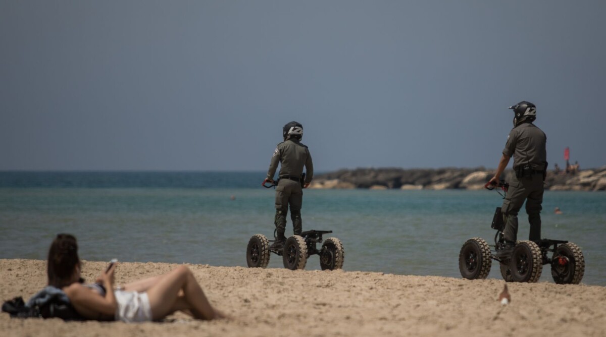 שוטרי מג"ב מפטרלים בחוף תל-אביבי, 15.5.2019 (צילום: הדס פרוש)