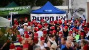 מפגינים נגד נתניהו חובשים תרבושים, תל-אביב 25.5.2019 (צילום: תומר נויברג)