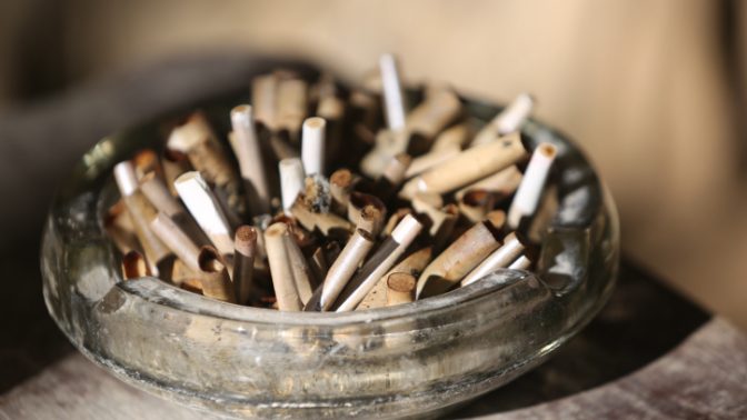 בדלי סיגריות במאפרה (צילום: יוסי זמיר)