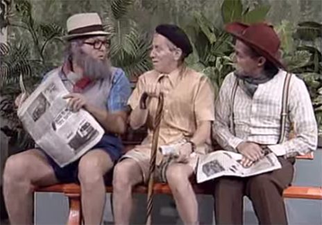 גידי גוב, מוני מושונוב ואבי קושניר באחד ממערכוני קוראי העיתונים של "זהו זה", 1992 (צילום מסך)