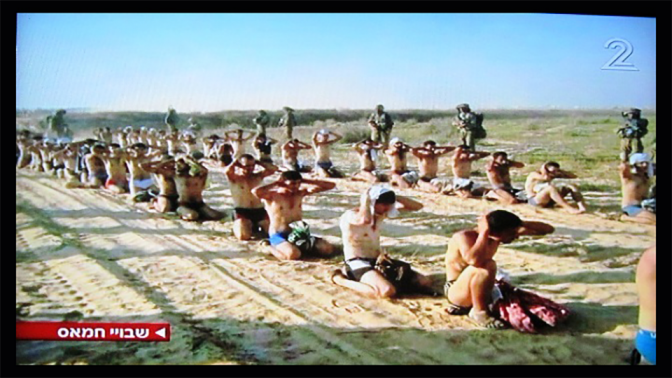 "שבויי חמאס". התצלום נטול הקרדיט כפי שהוצג בפני צופי ערוץ 2 (צילום מסך)