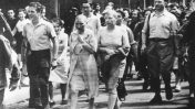 נשים צרפתיות שהואשמו בקשר עם גרמנים מובלות גלוחות ראש, יוני 1944 (צילום: Deutsches Bundesarchiv רישיון CC BY-SA 3.0 de)