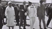 נשיא המדינה יצחק בן צבי ורעייתו רחל מתקבלים ע"י אדמירל פאנדרמאקיס בנחיתת הביניים שלהם באתונה, בדרכם לאפריקה, 1962 (צילום: דוד אלדן)