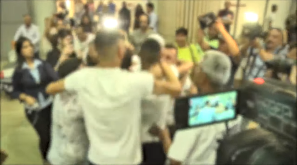 הישראלים ששוחררו ממעצר בקפריסין בחשד לאונס קבוצתי רוקדים בשדה התעופה בן-גוריון (צילום מסך)