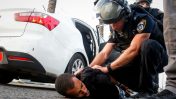 שוטר עוצר מפגין בעצרת מחאה נגד אלימות משטרתית בעקבות הרג סלומון טקה. נתניה, 7.10.2019 (צילום: רועי אלומה)