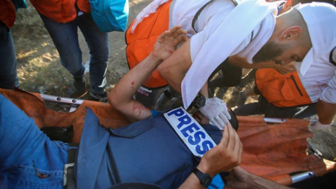 חובש מטפל בעיתונאי הפלסטיני סמי מסראן, שנפצע מירי כוחות צה"ל. 19.7.2019 (צילום: חסן ג'די)