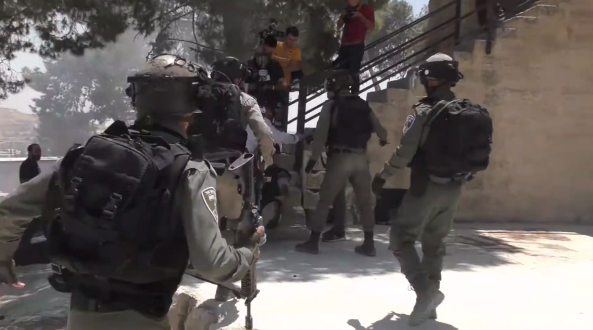 שוטרי מג"ב מפזרים עיתונאים המסקרים את ההפגנות בואדי אל-חומוס בירושלים, 2.8.19 (צילום מסך מתוך סרטון דוברות מג"ב)