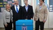 בנימין נתניהו עם רעייתו שרה ובניו יאיר ואבנר בקלפי ירושלמית בבחירות 2013 (צילום: מארק ישראל סלם)