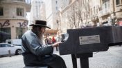 חרדי מנגן על פסנתר בירושלים, 2018 (צילום: הדס פרוש)