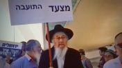 הרב צבי טאו אוחז בשלט "מצעד התועבה" בהפגנה נגד מצעד הגאווה בירושלים, אוגוסט 2017 (צילום מסך)