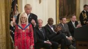 הנשיא דונלד טראמפ מעניק את מדליית החירות למרים אדלסון. הבית הלבן, 16.11.2018 (צילום: איימי רוזטי, הבית הלבן)