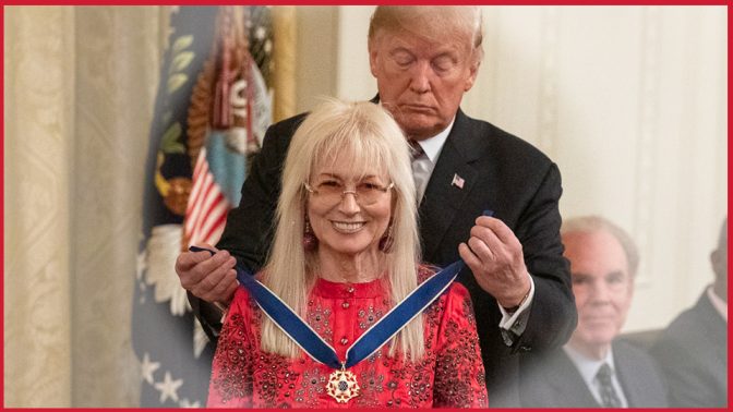 נשיא ארצות-הברית, דונלד טראמפ, מעניק את מדליית החירות לתורמת המיליונים ומו"לית "ישראל היום" מרים אדלסון (צילום: הבית הלבן; עיבוד: "העין השביעית")