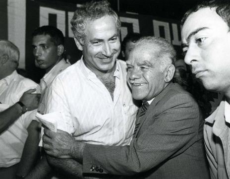 יצחק שמיר ובנימין נתניהו באסיפה של מפלגת הליכוד, 1986 (צילום: משה שי)