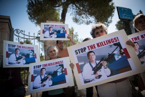 Israelis protest against President of the Philippines Rodrigo Duterte upon his arrival for a meeting with Israeli president Reuven Rivlin outside the president's residence in Jerusalem on September 4, 2018. Photo by Yonatan Sindel