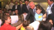 יצחק רבין, ראש הממשלה, מברך עולים חדשים שטסו עמו במטוס מרוסיה לישראל. 1994 (צילום: אבי אוחיון, לע"מ)
