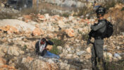 חייל ופלסטיני בהפגנה נגד ירי צה"ל על עזה, 16.11.2019 (צילום: פלאש 90)