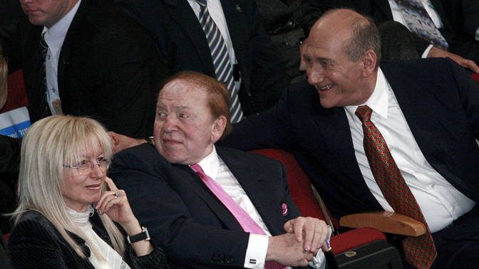 אהוד אולמרט בזמן שהיה ראש ממשלה, עם זוג המיליארדרים שלדון ומרים אדלסון, מאי 2008 (צילום: אוליבייה פיטוסי)