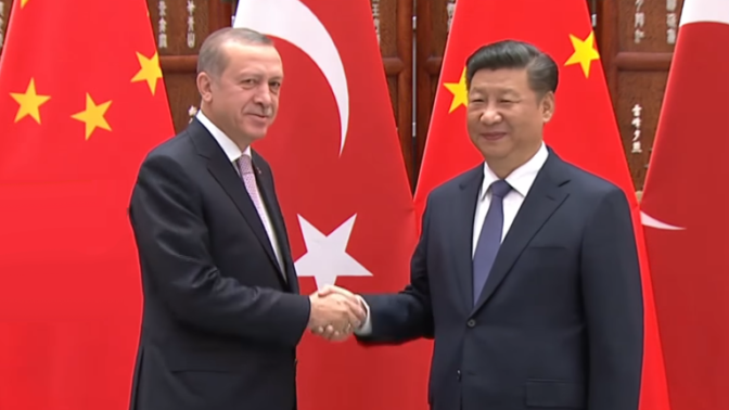 נשיא סין שי ג'ינפינג (מימין) ונשיא טורקיה רג'פ טאיפ ארדואן (צילום מסך)