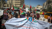 נשים פלסטיניות מפגינות לקראת יום האשה הבינלאומי ליד מחסום קלנדיה, מרץ 2018 (צילום: STR/Flash90)