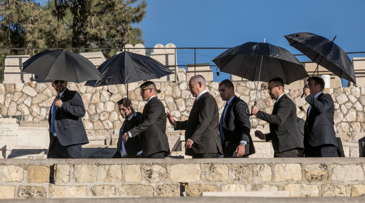 ראש ממשלת ישראל, בנימין נתניהו, מגיע להלווייתה של גאולה כהן בבית-הקברות בהר הזיתים. ירושלים, 19.12.2019 (צילום: אוליבייה פיטוסי)
