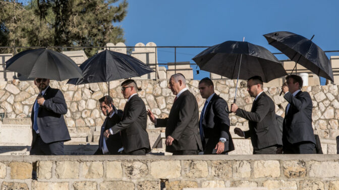 ראש ממשלת ישראל, בנימין נתניהו, מגיע להלווייתה של גאולה כהן בבית-הקברות בהר הזיתים. ירושלים, 19.12.2019 (צילום: אוליבייה פיטוסי)