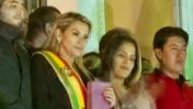 הנשיאה אניאז מציגה את התנ"ך ממרפסת ארמון הנשיאות, לאחר השבעתה (צילום מסך: Todo Noticias, רישיון CC BY 3.0)