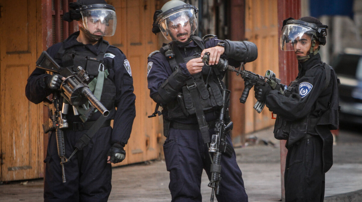 שוטרים ישראלים בחברון, בשולי הפגנה אלימה נגד תוכנית טראמפ. 6.2.2020 (צילום: נאסר א-שתיה)