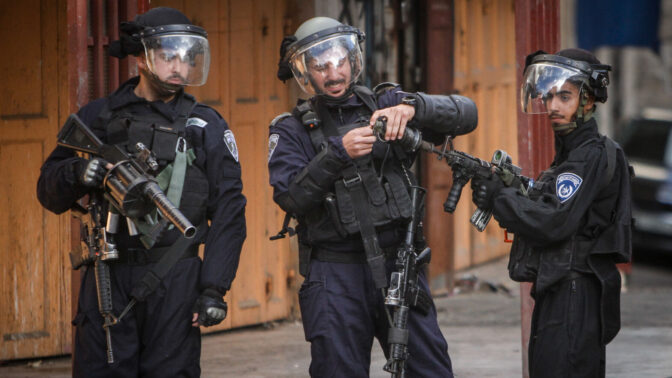 שוטרים ישראלים בחברון, בשולי הפגנה אלימה נגד תוכנית טראמפ. 6.2.2020 (צילום: נאסר א-שתיה)